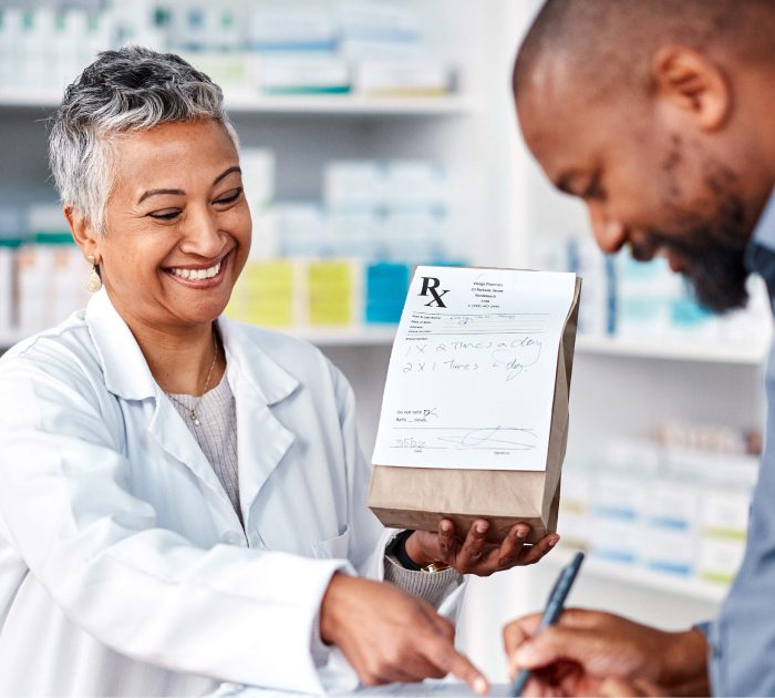pharmasist handing prescription